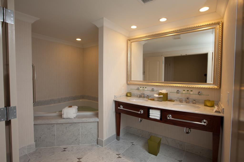Town & Country Inn And Suites Charleston Bagian luar foto