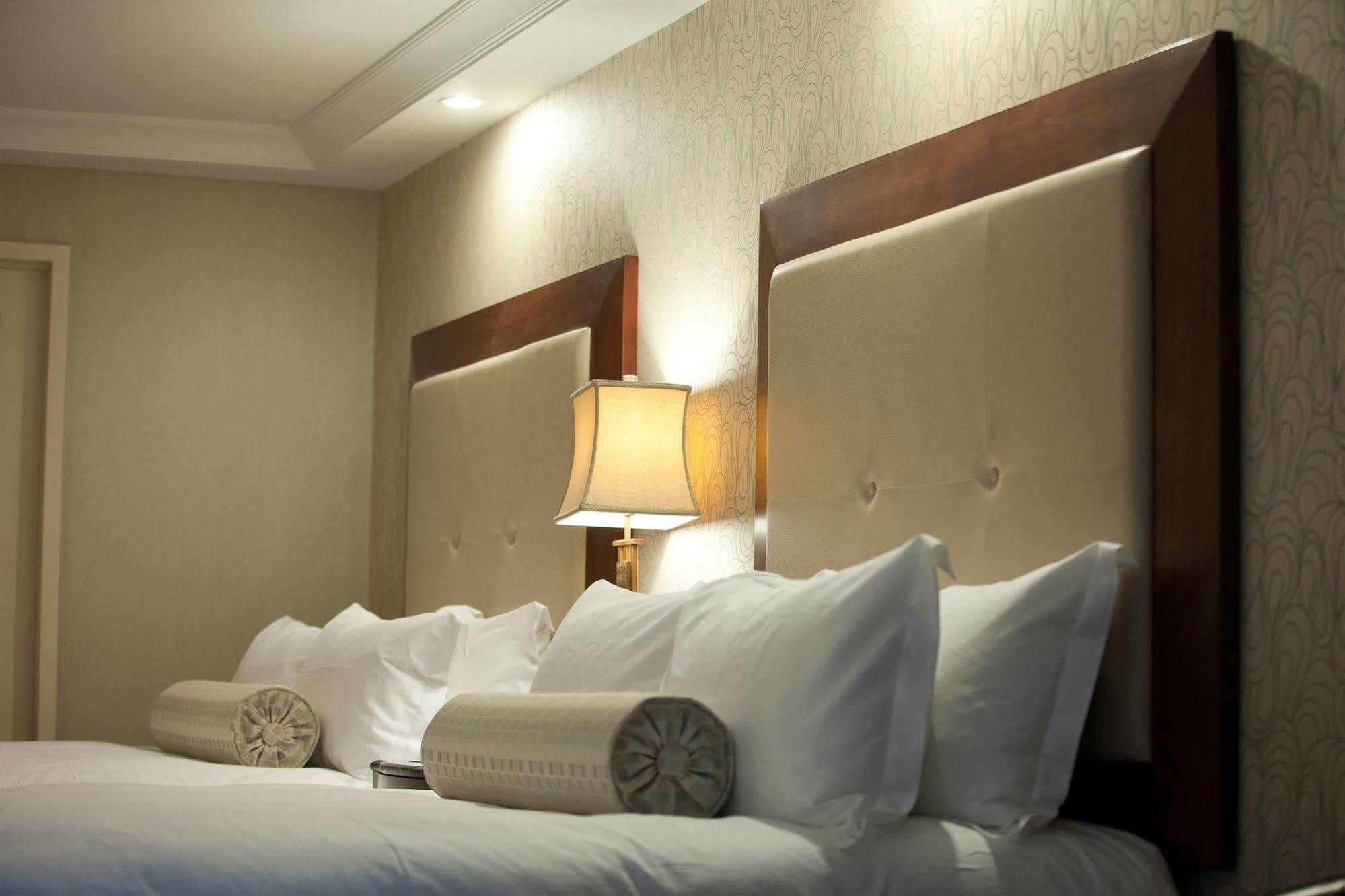 Town & Country Inn And Suites Charleston Bagian luar foto