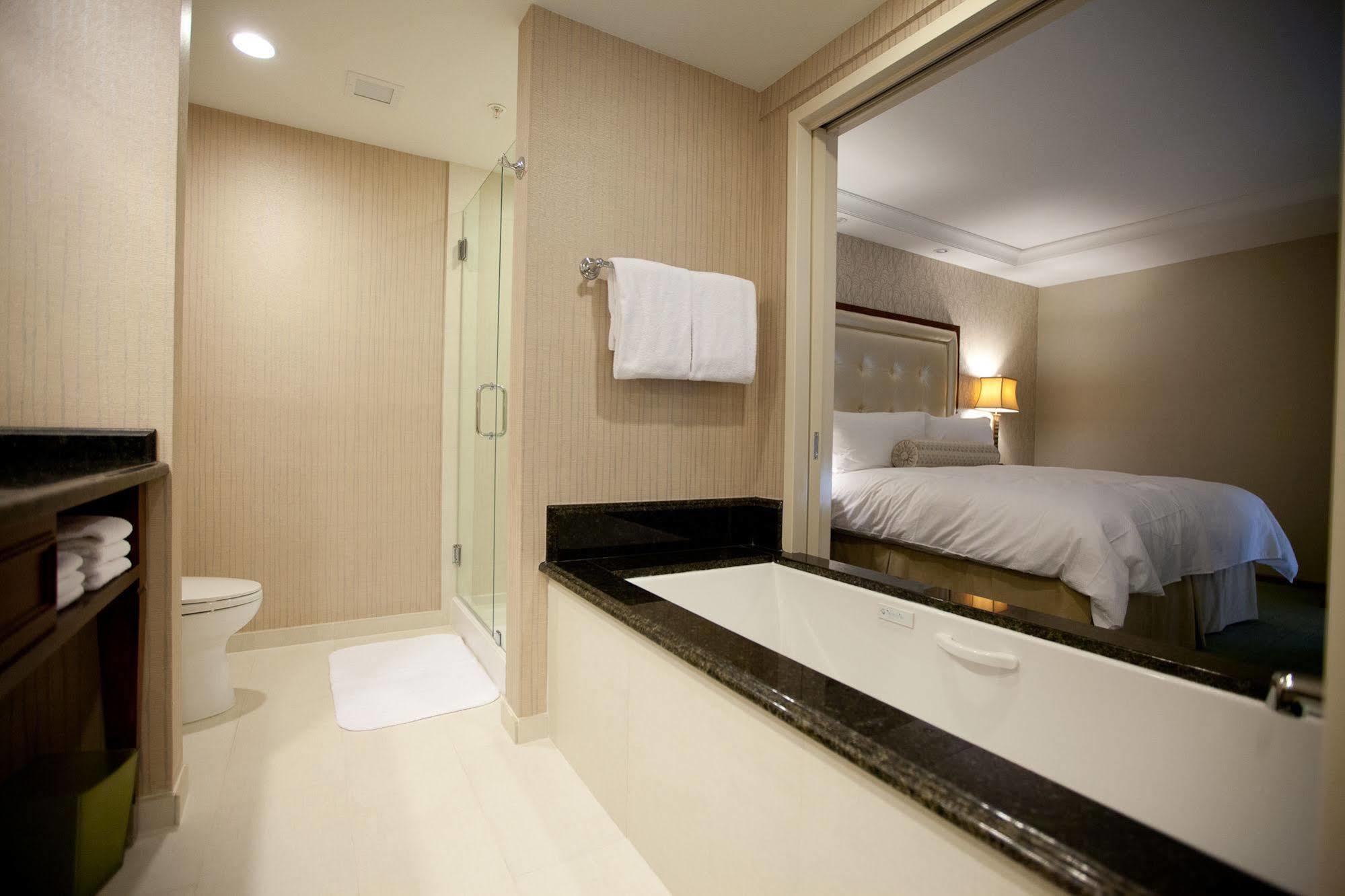 Town & Country Inn And Suites Charleston Bagian luar foto