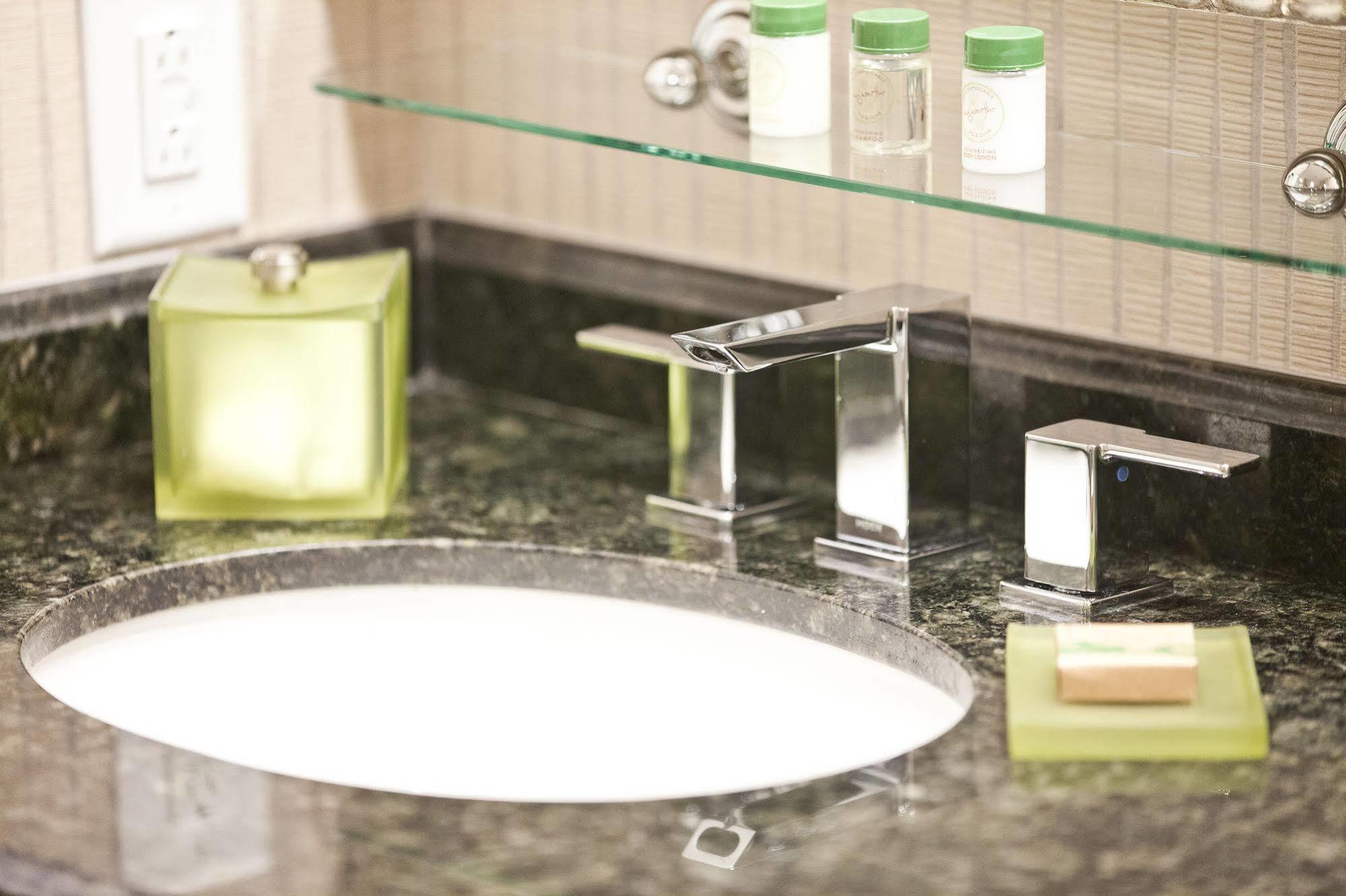 Town & Country Inn And Suites Charleston Bagian luar foto