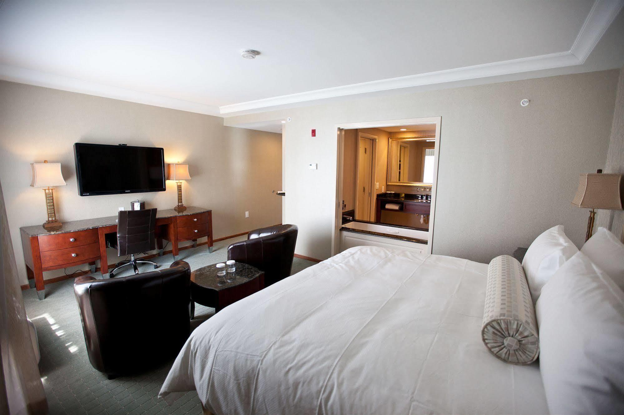 Town & Country Inn And Suites Charleston Bagian luar foto