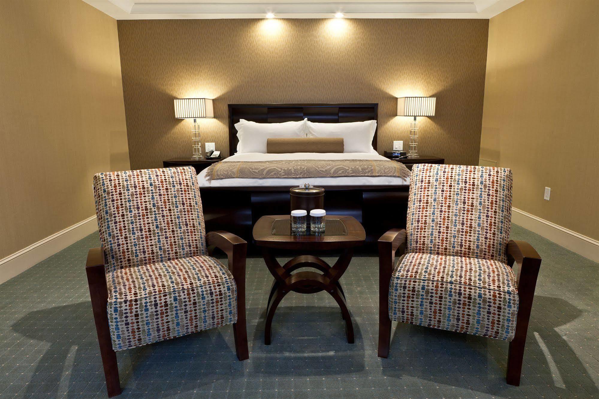 Town & Country Inn And Suites Charleston Bagian luar foto