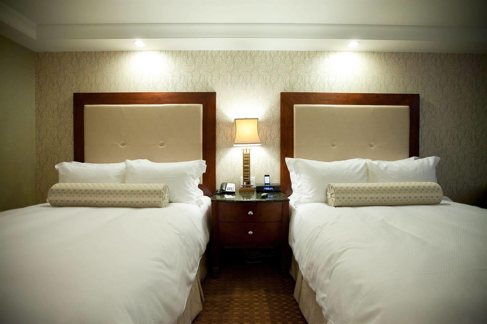 Town & Country Inn And Suites Charleston Bagian luar foto