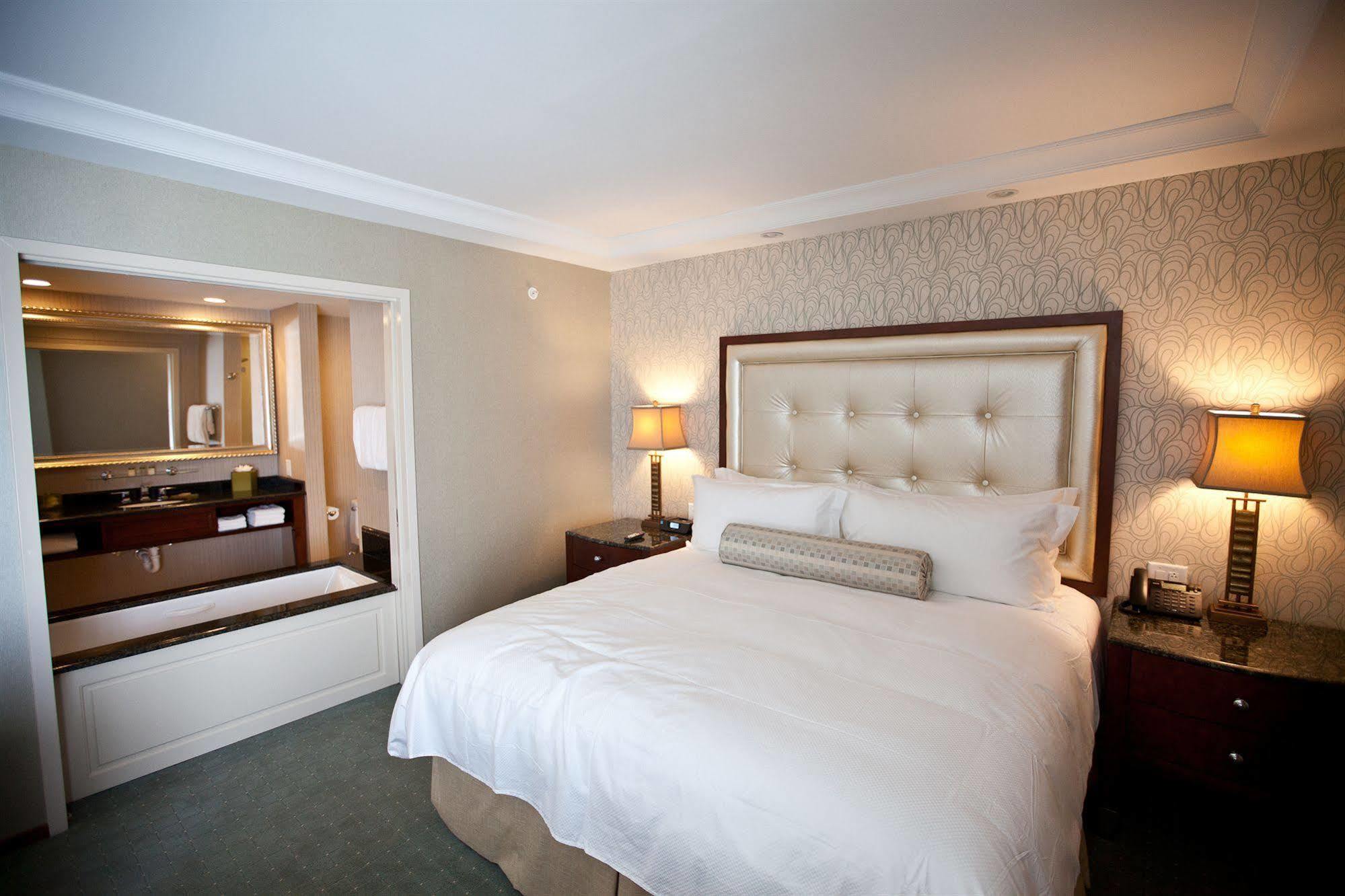 Town & Country Inn And Suites Charleston Bagian luar foto
