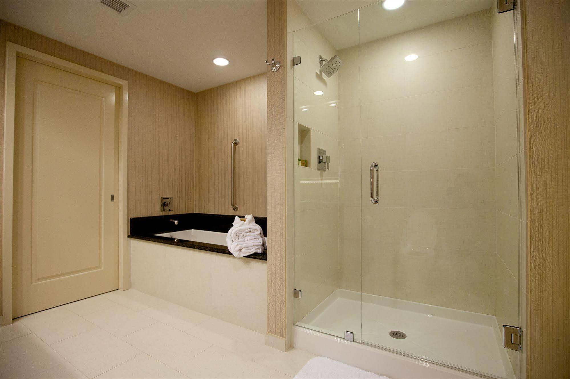 Town & Country Inn And Suites Charleston Bagian luar foto