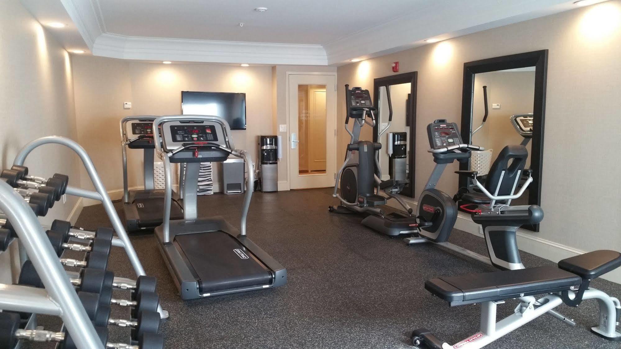 Town & Country Inn And Suites Charleston Bagian luar foto